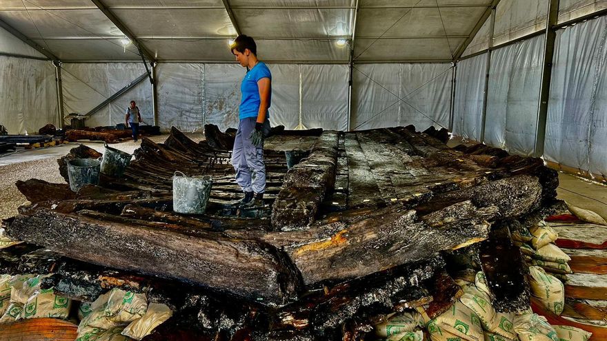 Cañones, balas y juegos de mesa en el galeón reflotado en el puerto de Cádiz