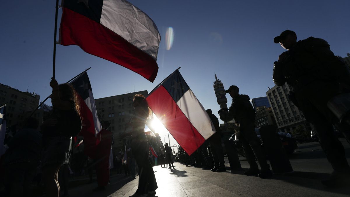 Integrantes del denominado Team Patriota celebran los resultados del plebiscito constitucional, en Santiago (Chile).