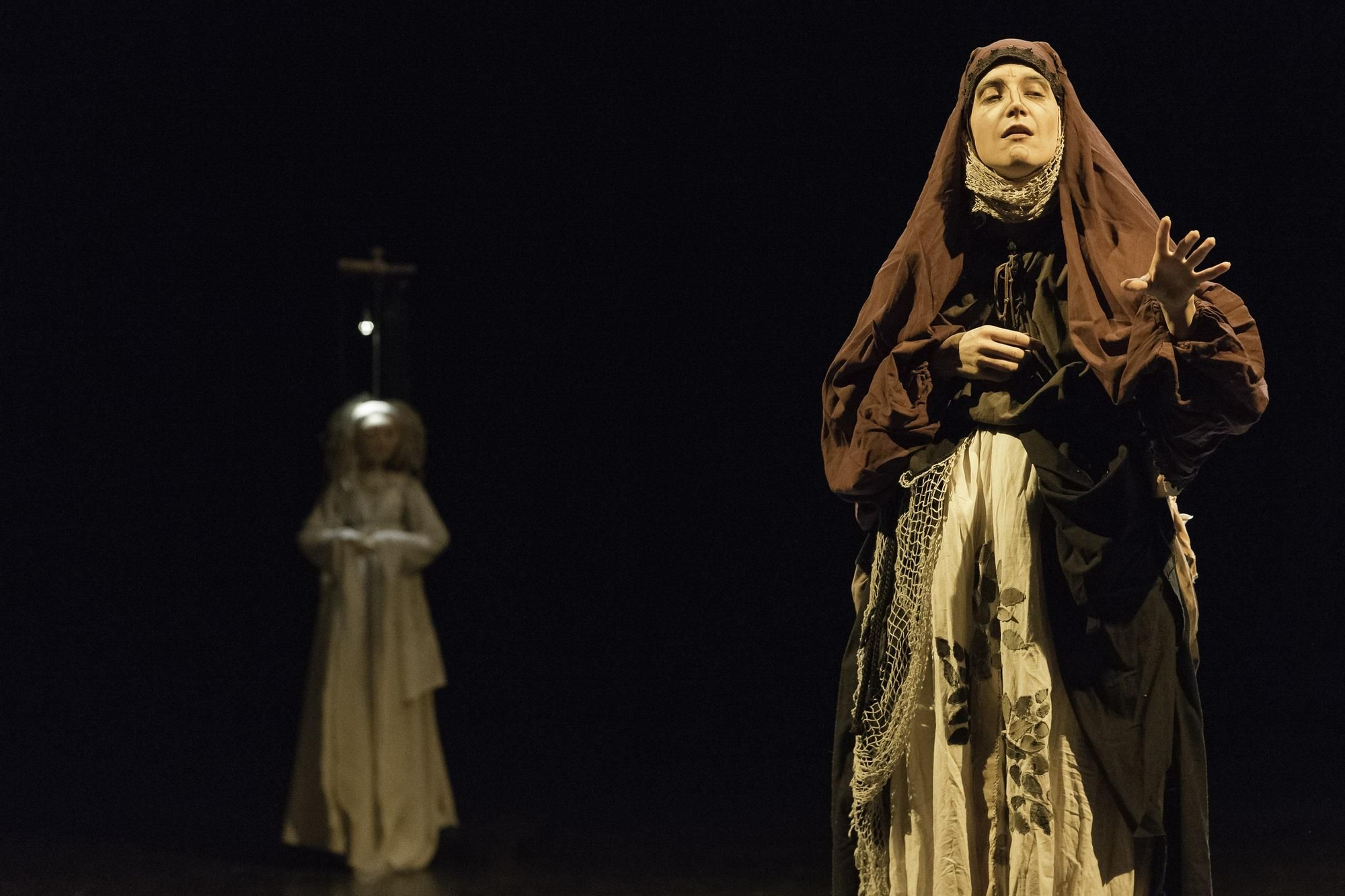 Celestina enmascarada en pleno discurrir; detrás, Melibea.