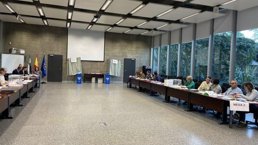 Mesa para votar los empleados de administración general