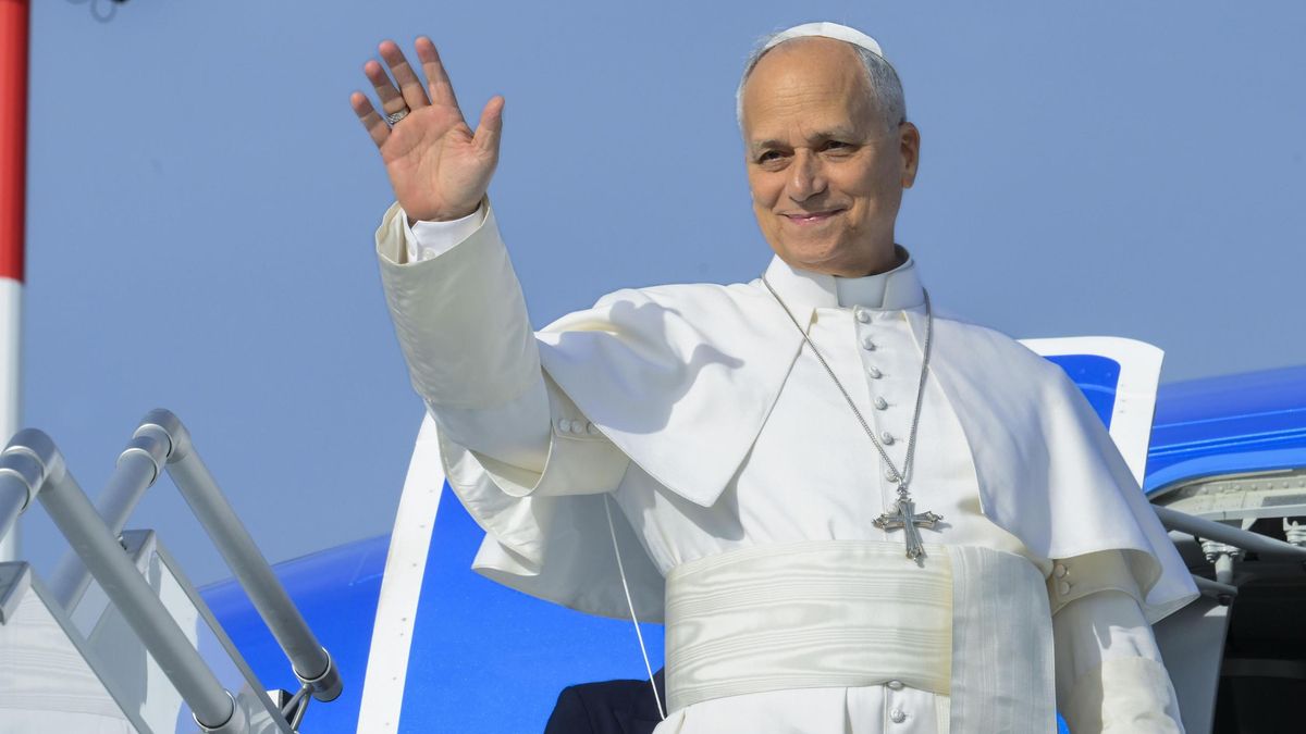 El Papa aterriza en Madrid para una visita marcada por las tensiones con la derecha y una cita de última hora con las víctimas de abusos