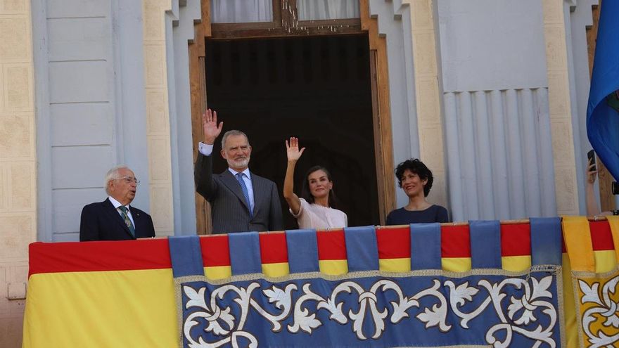 Los Reyes Felipe VI y Letizia, acompañados del presidente de Melilla, Juan José Imbroda (i) y la ministra de Inclusión, Seguridad Social y Migraciones y portavoz del Gobierno, Elma Saiz (d), durante una visita a la Asamblea de Melilla, a 14 de octubre de 2026, en Melilla (España).