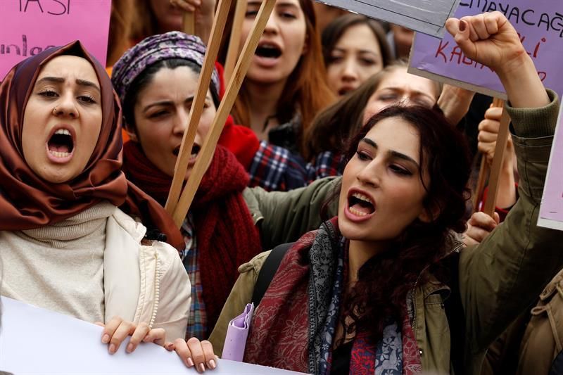 Ankara (Turquía) Jóvenes participan en una marcha para reivindicar la igualdad con motivo del Día Internacional de la Mujer. EFE