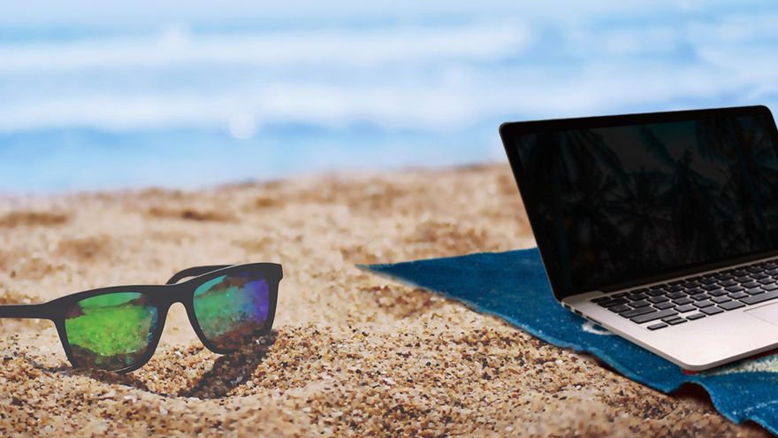 Plantillas bajo mínimos y WiFi de playa: la mezcla perfecta que dispara los ciberataques a empresas en verano