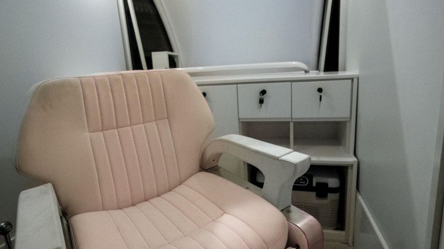 El interior del papamóvil reconvertido en clínica pediátrica móvil.