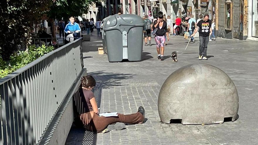 PP y Ciudadanos mantienen el vallado del banco de Carretas y dejan a los ciudadanos sentados en el suelo