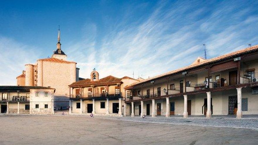 La singular Plaza Mayor de este pueblo de Madrid que guarda un vínculo especial con el Palacio Real