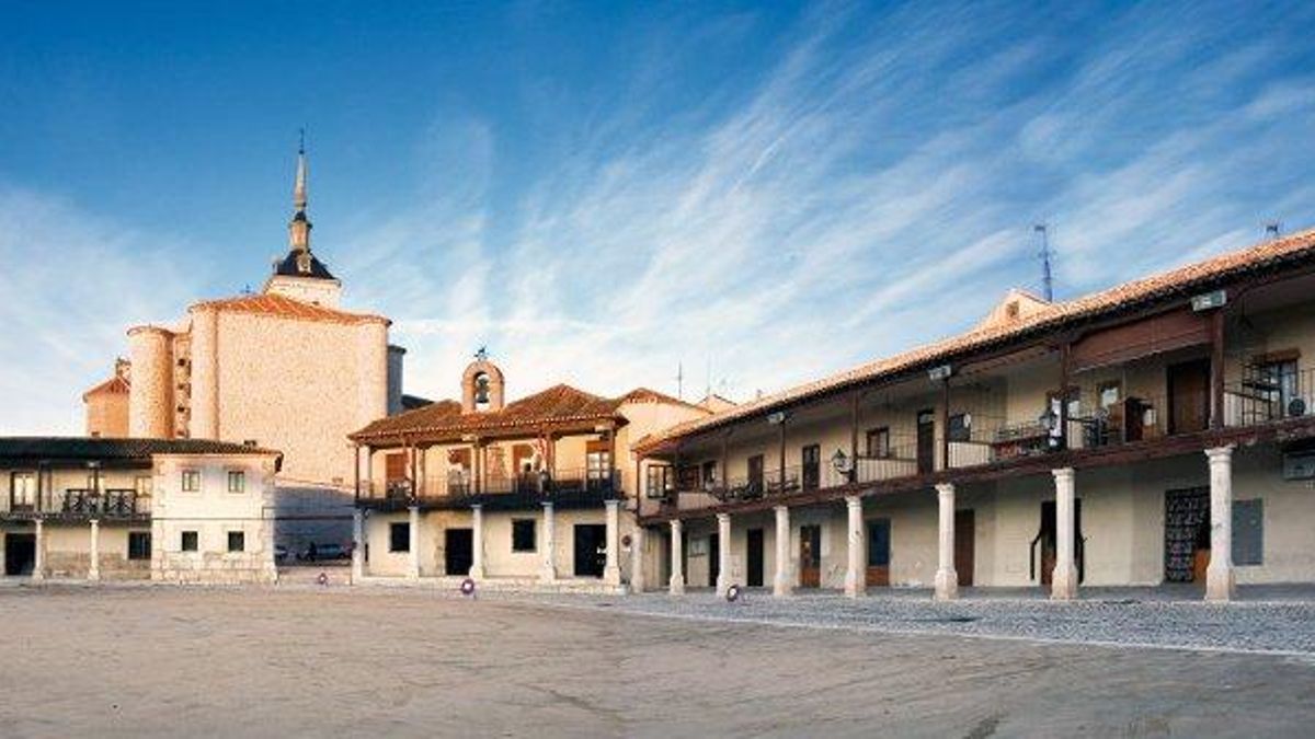 La singular Plaza Mayor de este pueblo de Madrid que guarda un vínculo especial con el Palacio Real