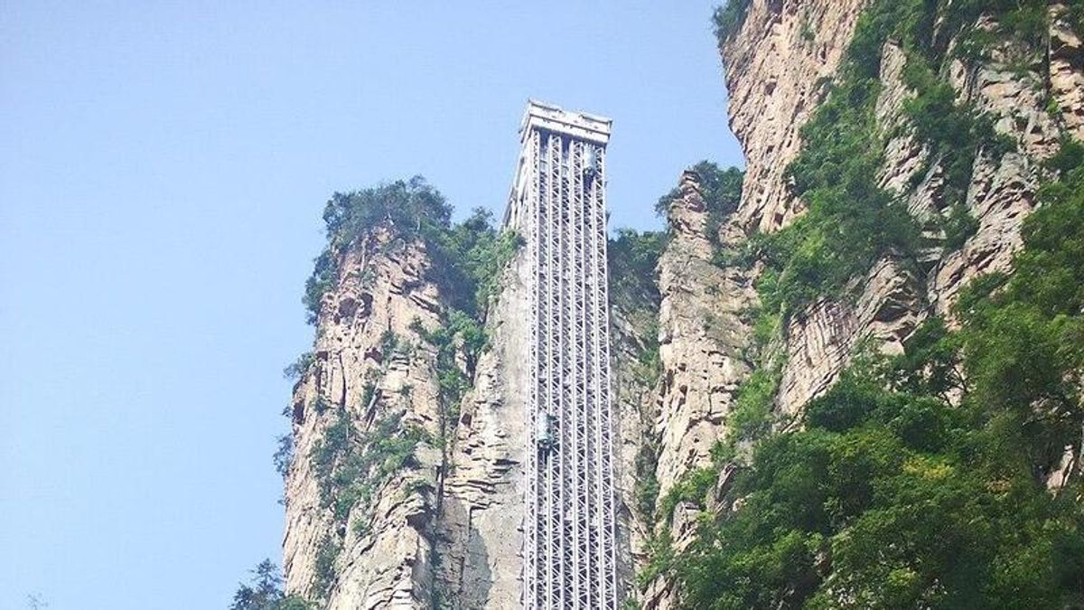 Construido en la ladera de un acantilado, este ascensor exterior se eleva 326 metros y es el más alto del mundo