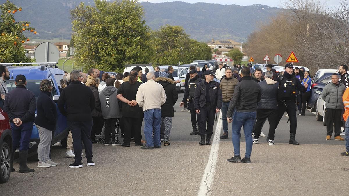 Vecinos esperando órdenes de la Policía Nacional para poder entrar en sus casas