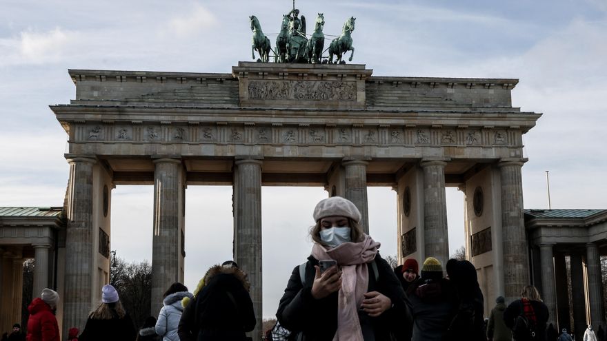 Una mujer lleva la mascarilla frente la Puerta de Brandenburgo en Berlín, en una imagen de archivo. EFE/EPA/FILIP SINGER