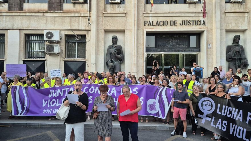 Cientos de personas claman contra la sentencia de abuso de menores frente a la Audiencia de Murcia: "¡Jueces corruptos!"
