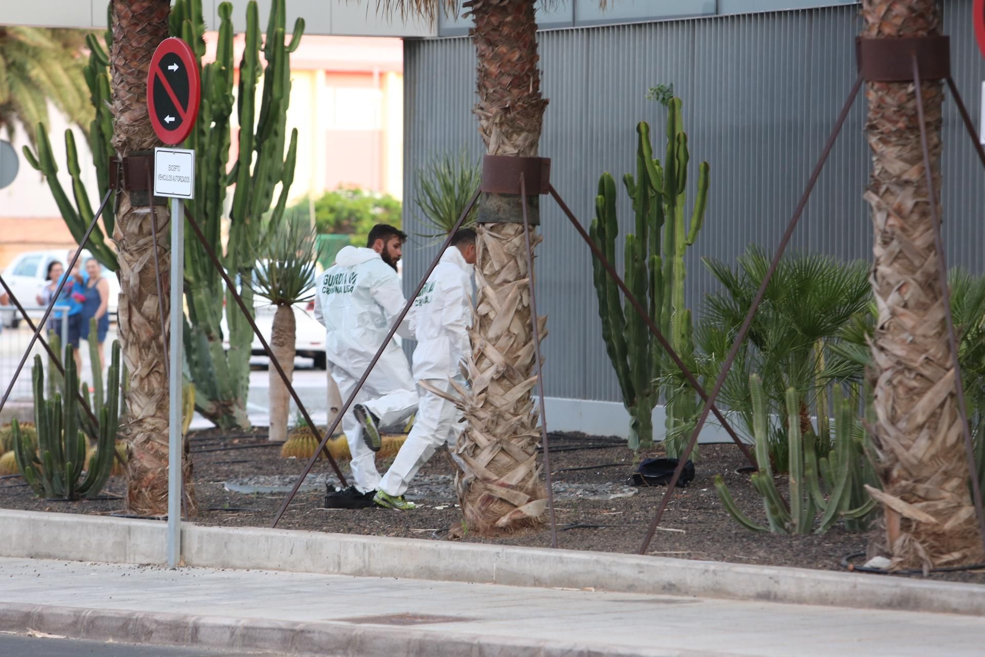 La Guardia Civil detona una mochila y un maletín abandonados junto al cuartel de Vecindario (Alejandro Ramos)