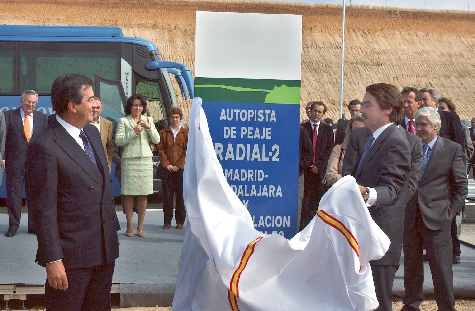 Paracuellos (Madrid), 06.10.03.- El presidente de Gobierno, José María Aznar (d), durante la inauguración de la autopista de peaje R-2 Madrid-Guadalajara y Vía de Circunvalación a Madrid M-50, tramo Autovía A-1, en un acto al que acudió, entre otros, el ministro de Fomento, Francisco Alvarez-Cascos (i). EFE/Fernando Alvarado