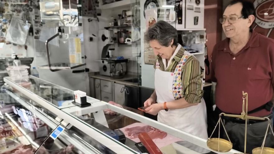 Ana y Ramón, con la calculadora y la báscula, durante el apagón.