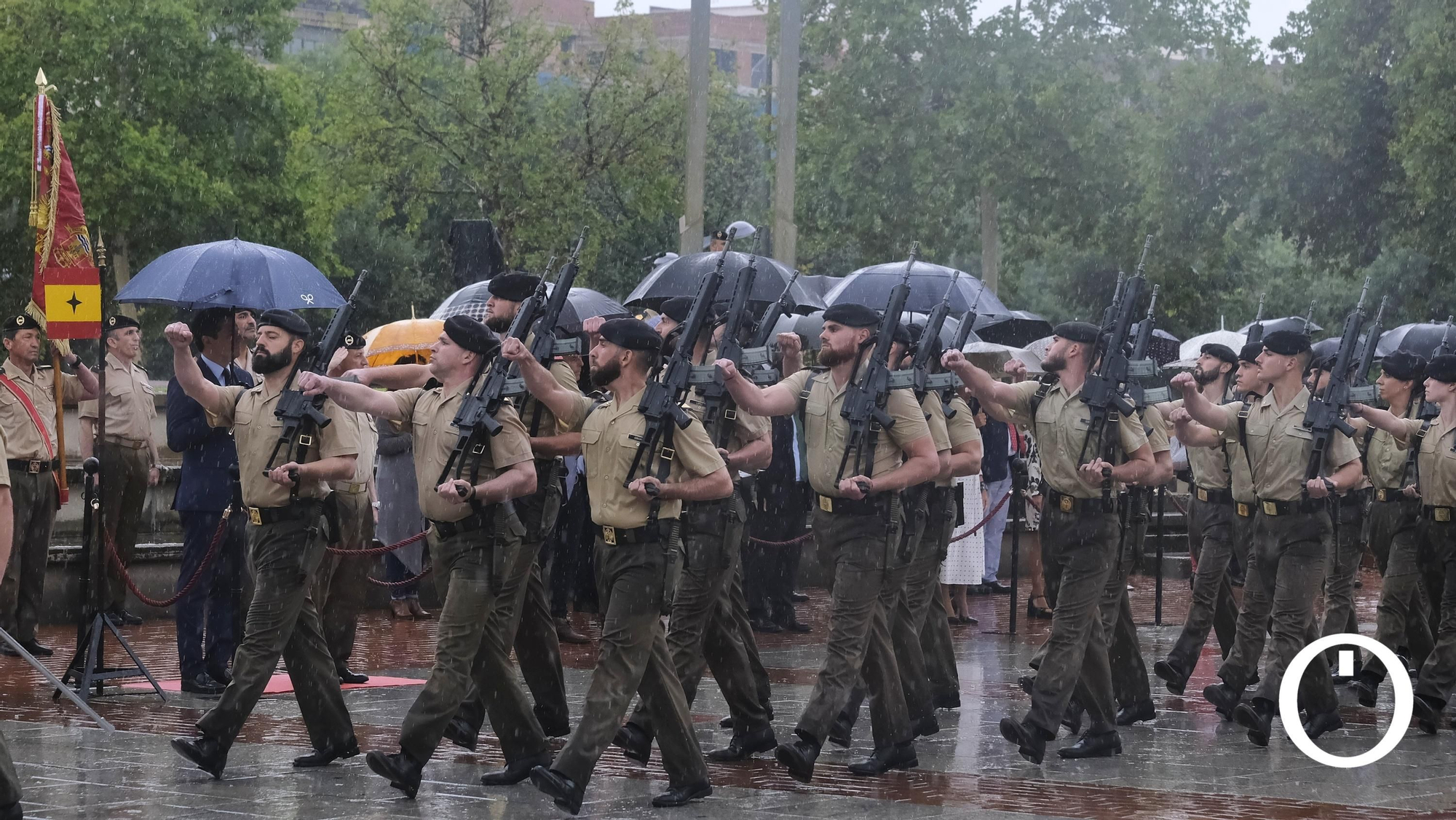 Izado de la bandera de España en la Plaza de España