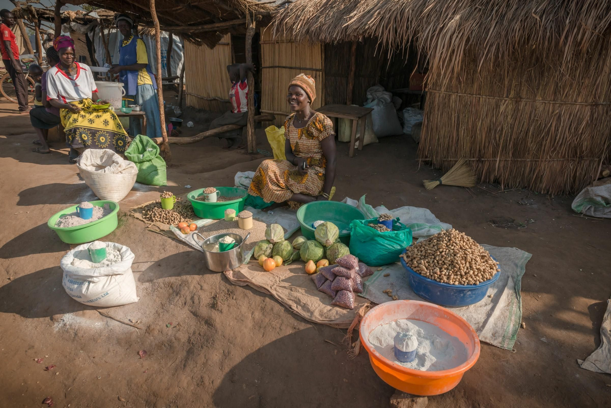 Con el tiempo, la economía se ha desarrollado en el campo de refugiados a través del comercio con la población local. Los pequeños negocios han comenzado a aparecer en Bidibidi. Fotografía: Yann Libessart/MSF