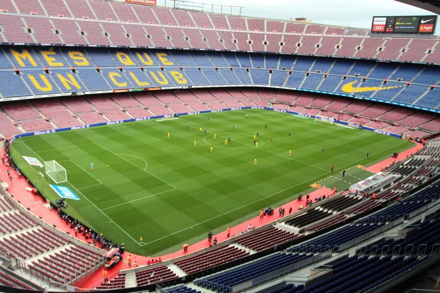 FC Barcelona y UD Las Palmas jugando en un Camp Nou vacío. LaLiga.