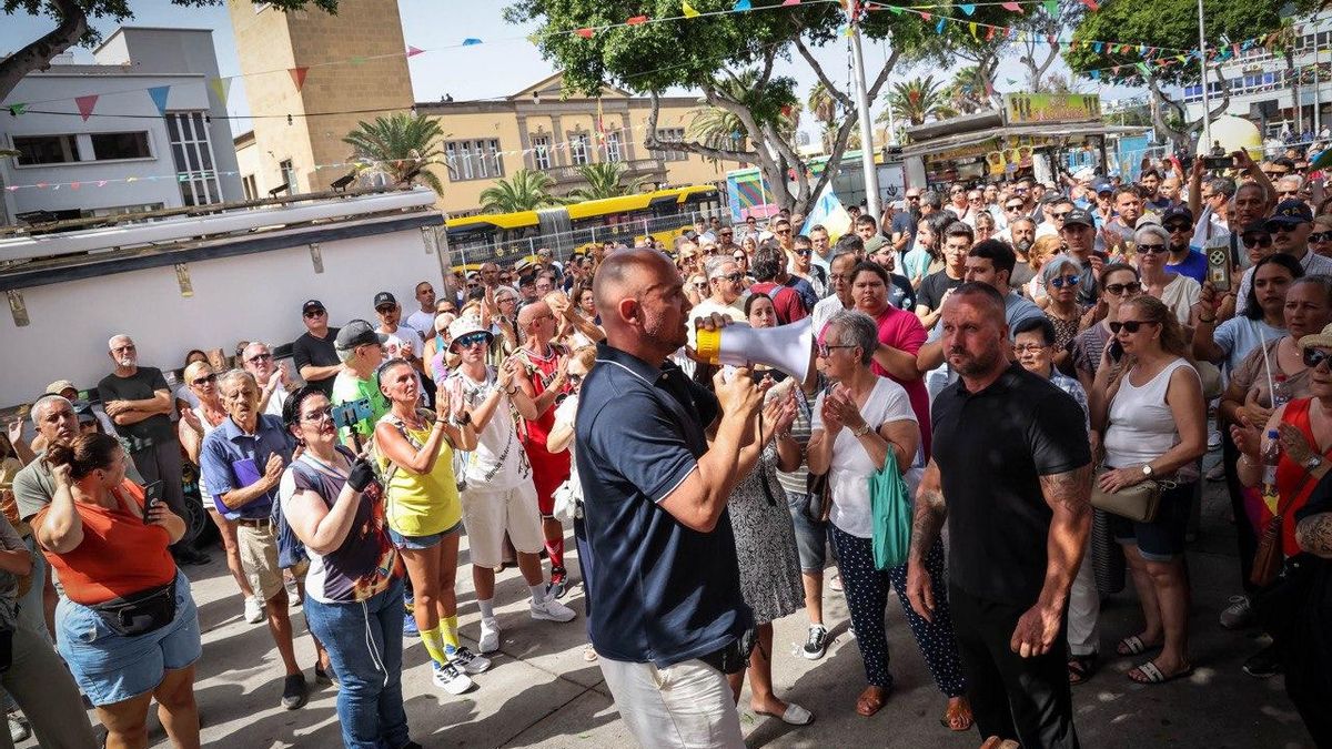 El influyente en redes sociales y activista Rudy Ruyman, procedente de Tenerife, se ha dirigido con un megáfono a las personas que han asistido a la protesta en La Isleta.