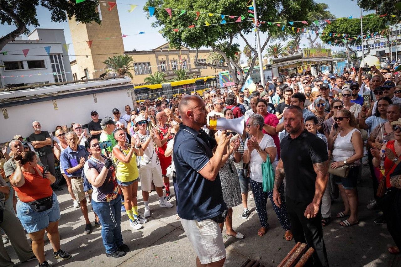 The influential social media personality and activist Rudy Ruyman, from Tenerife, addressed those who attended the protest in La Isleta using a megaphone.