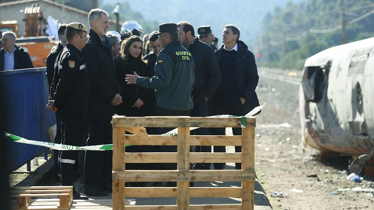 Los Reyes Felipe VI y Letizia visitan la zona 0 del accidente de trenes en Adamuz