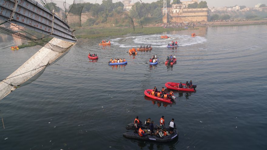 Los operativos de rescate trabajando tras el colapso del puente colgante de Morbi (India).