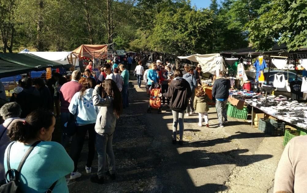 Puestos en el mercadillo a la somra del santuario de Carrasconte.