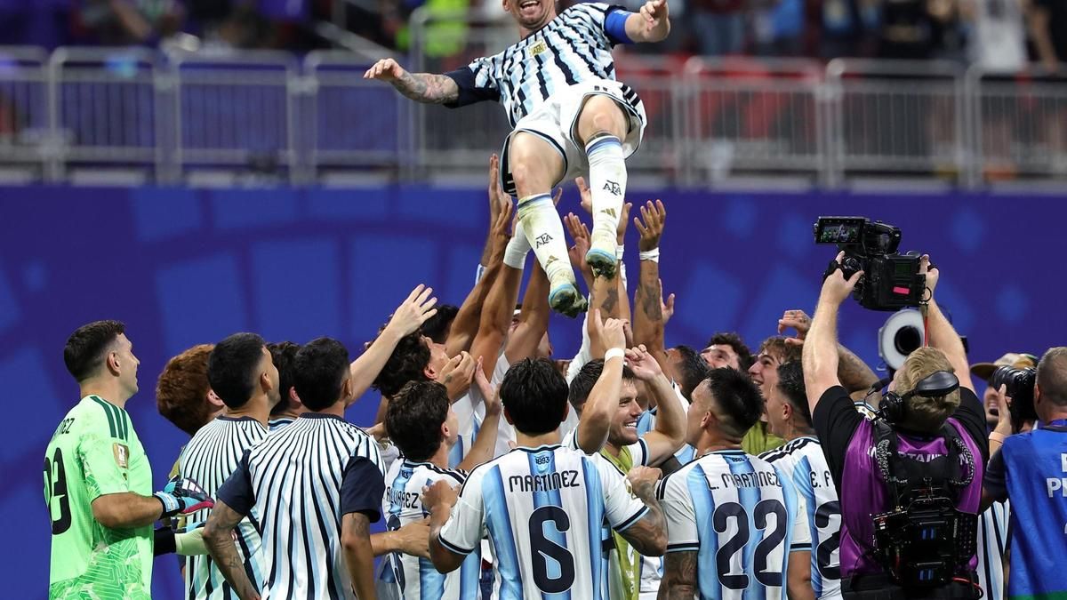 Los jugadores argentinos celebran tras la victoria