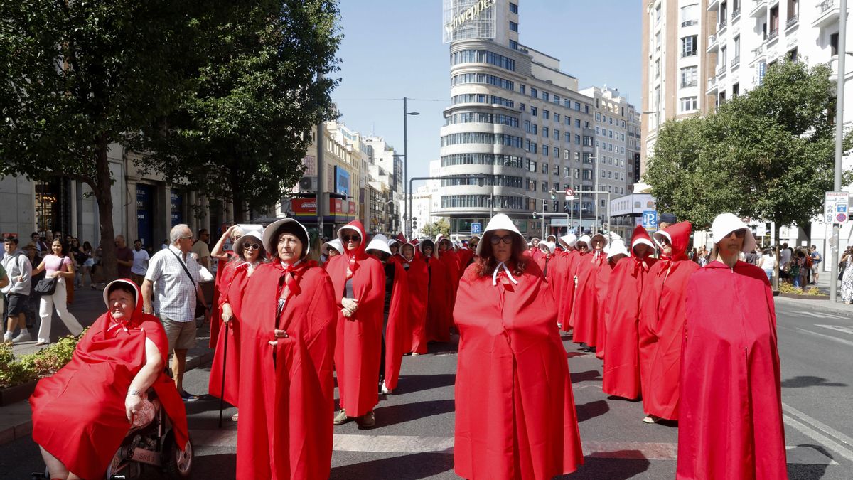 Cientos de mujeres recorrieron el sábado el centro de Madrid ataviadas con los trajes de 'El cuento de la criada' para exigir el fin de los vientres de alquiler. EFE/ J.P. Gandul