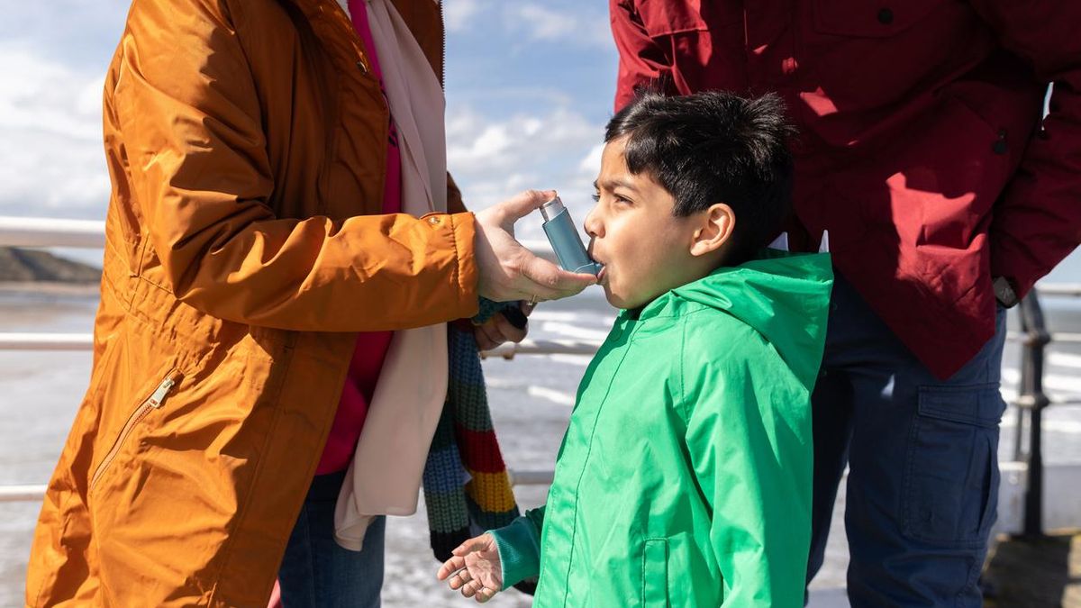Un niño utiliza su inhalador durante un viaje en familia.