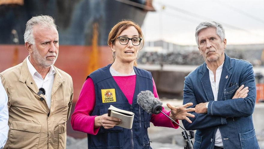 Los ministros Ángel Víctor Torres, Mónica García y Fernando Grande-Marlaska atienden a los medios en el puerto de Granadilla, en Tenerife, el lunes 11 de mayo.
