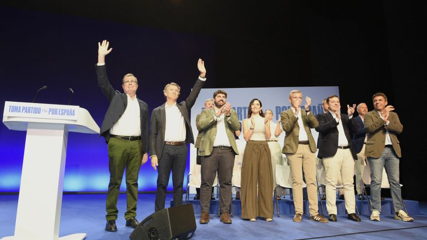 (I-D) El alcalde de Murcia, José Ballesta; el presidente del Partido Popular, Alberto Núñez Feijóo; el presidente de la Región de Murcia, Fernando López Miras; la presidenta de la Comunidad de Madrid, Isabel Díaz Ayuso; el presidente de la Xunta de Galici