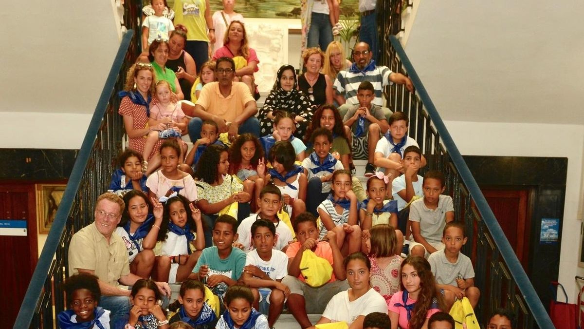 Los 81 niños saharauis que participan en el programa 'Vacaciones en Paz' visitan el Ayuntamiento