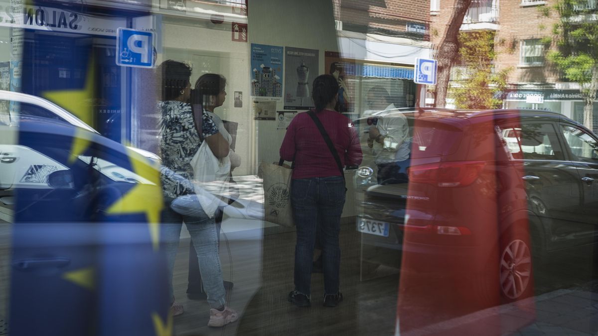 Personas extranjeras esperando para solicitar trámites para pedir la regularización