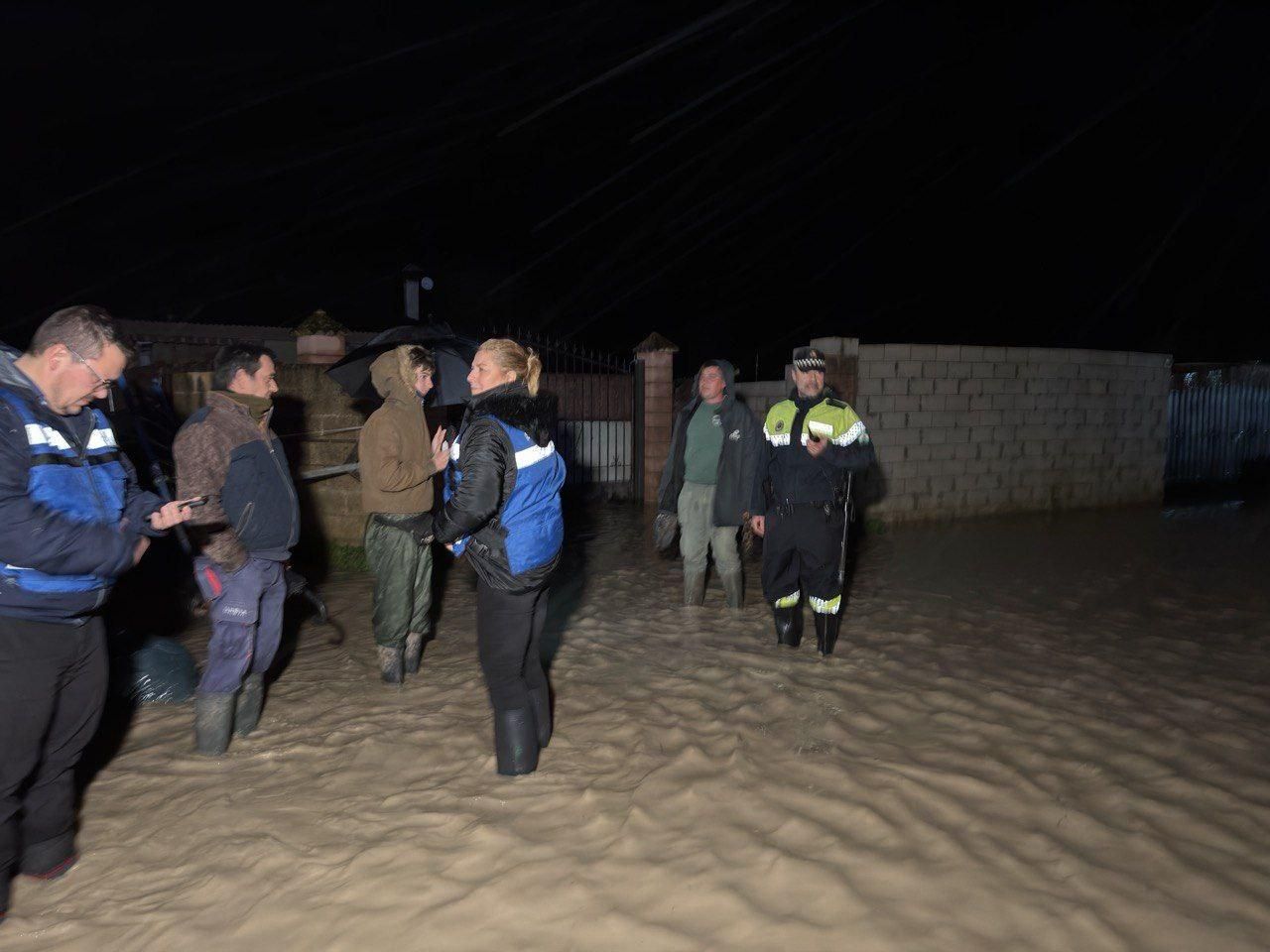 Desalojan las viviendas de Guadalvalle ante la crecida del Guadalquivir