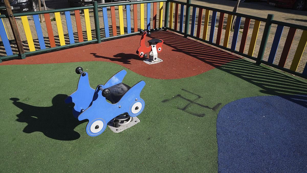 Pintadas con simbología nazi en el parque infantil de la Plaza Gibraltar
