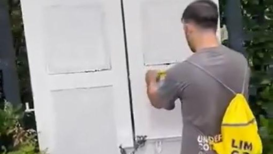 Singapur retira los pasaportes a los aficionados del Valencia CF que protestaron contra Lim y ya reciben asistencia diplomática