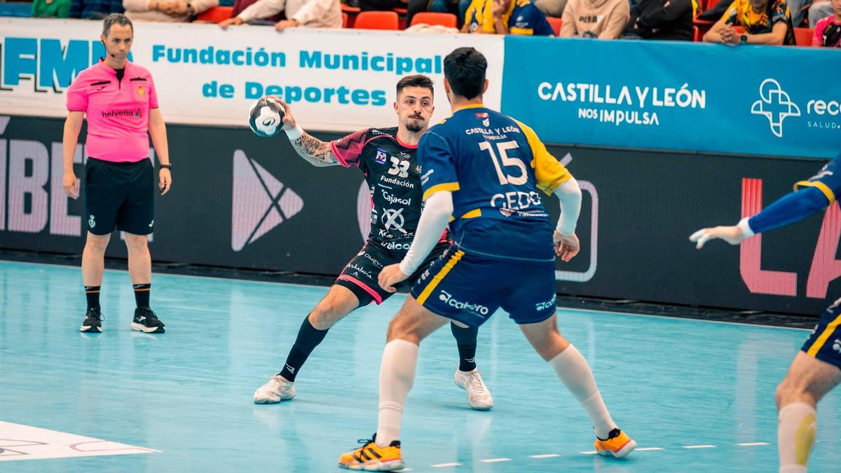 El Ángel Ximénez muere en la orilla en Valladolid y alarga su agonía por la permanencia