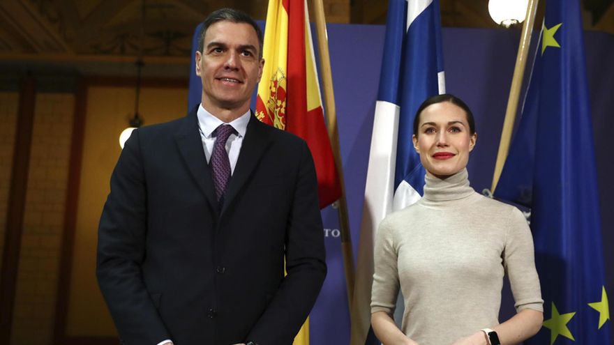 El presidente del Gobierno Pedro Sánchez (i) durante su encuentro con la primera ministra finlandesa Sanna Marin (d).