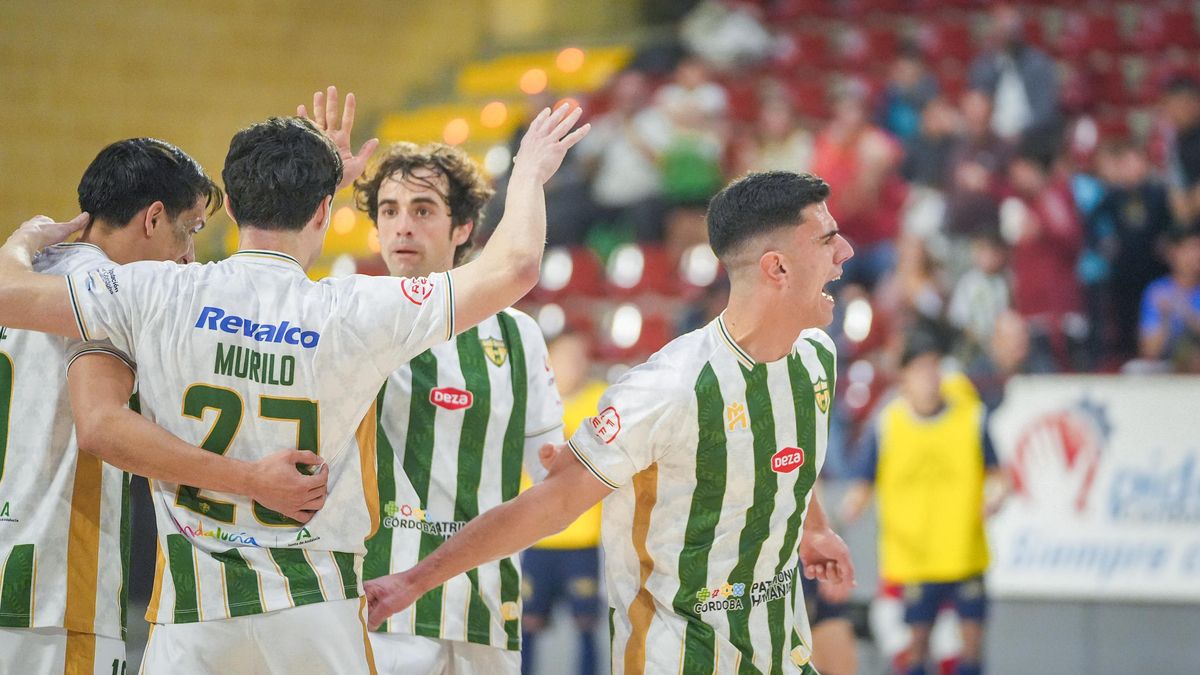 Jugadores del Córdoba Patrimonio celebran un gol