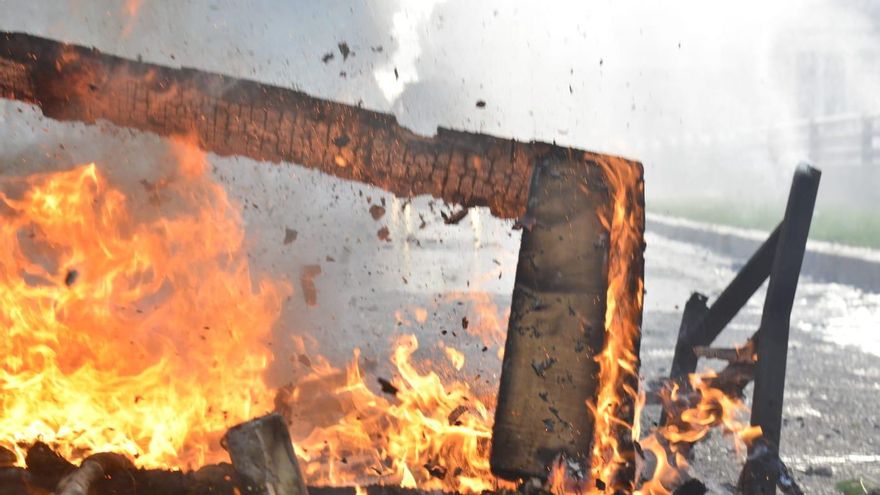 Astillas en el aire, fuego y humo: la última foto de Pablo Grillo cuando recibió el disparo de la Gendarmería