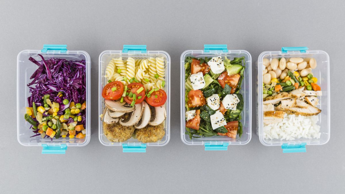 Recipientes de plástico preparados para almacenar comida en el congelador.