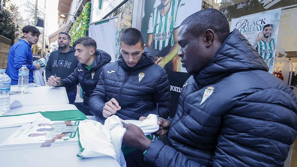 Requena, Fuentes y Fomeyem firman autógrafos en la tienda del Córdoba CF