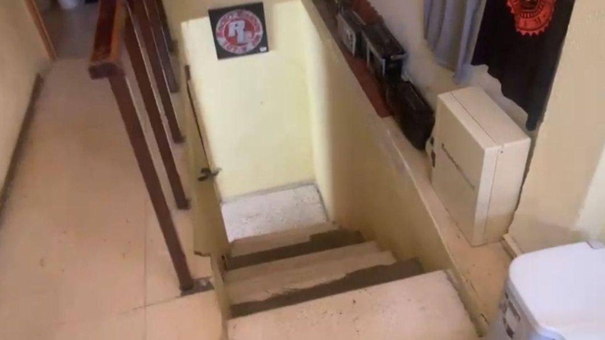 Escalera en el otro local de la emisora, que no cuenta con accesos habilitados para personas con problemas de movilidad.