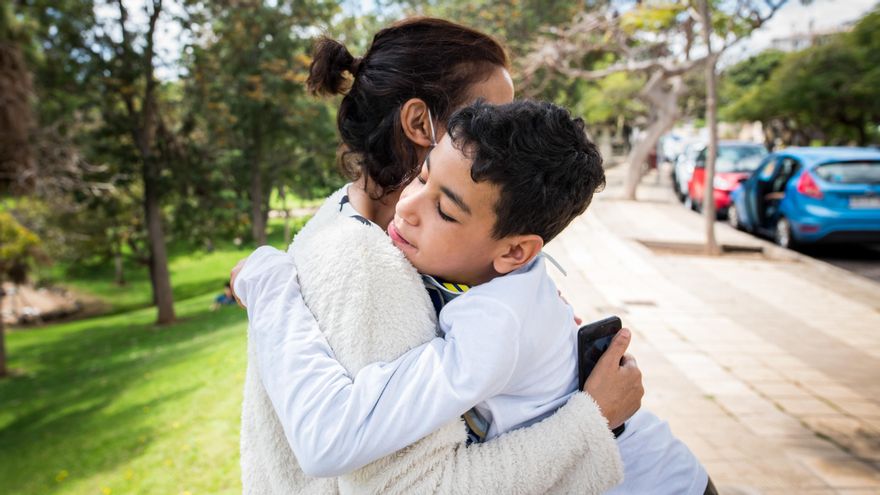 Mbarka y su hijo Omar en un parque próximo al recurso de acogida de Tenerife en el que permanecen desde hace un mes