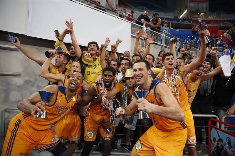 Los jugadores del 'Granca' celebran la victoria en la Supercopa. (EFE)