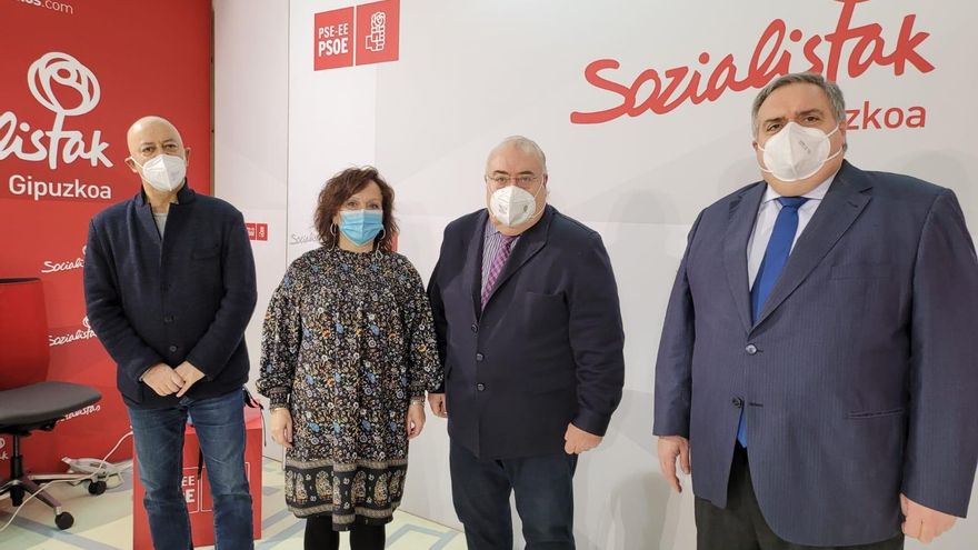 Elorza junto a los senadores Tontxu Rodríguez, Julia Liberal y Txema Oleaga.