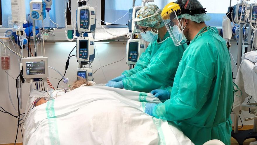 Archivo - UCI, enfermo, hospitalizado, COVID