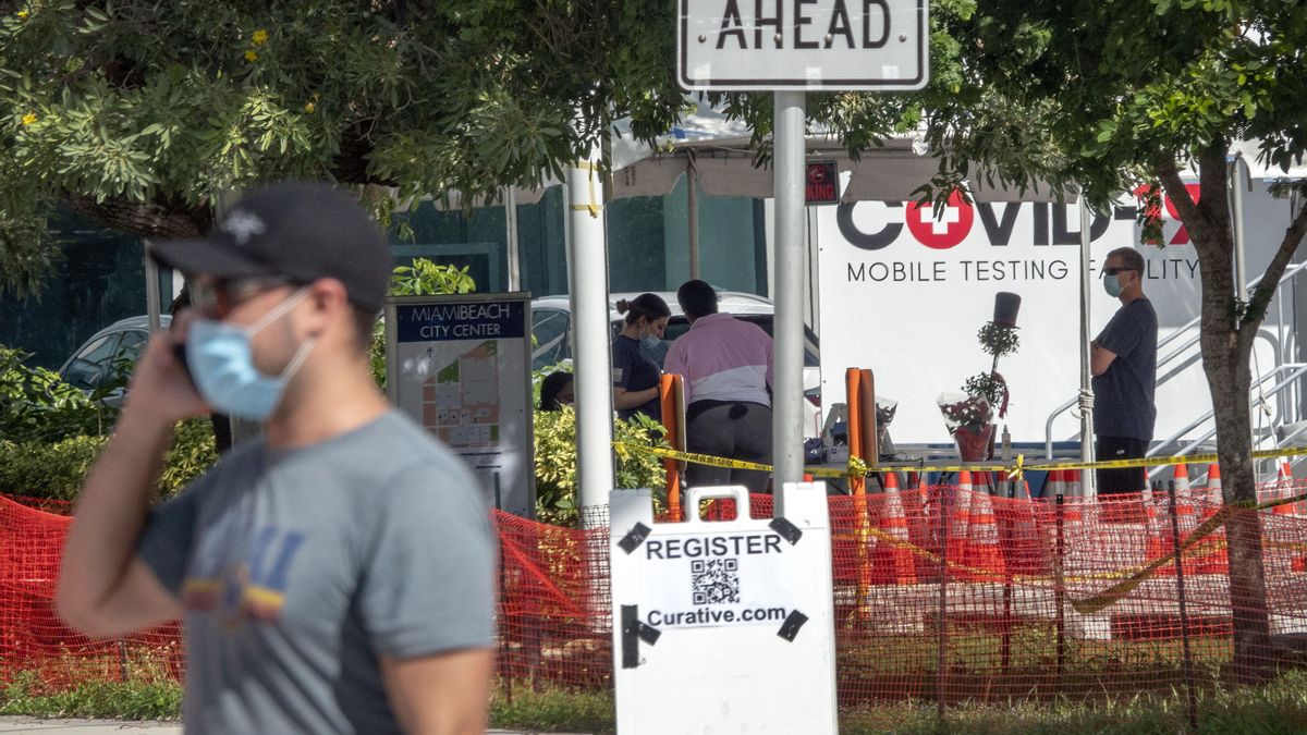 Personas esperan para acceder al servicio de pruebas de coronavirus en el Centro de Convenciones de Miami Beach, Florida (EE.UU.), hoy 16 de noviembre de 2020. EFE/CRISTOBAL HERRERA-ULASHKEVICH
