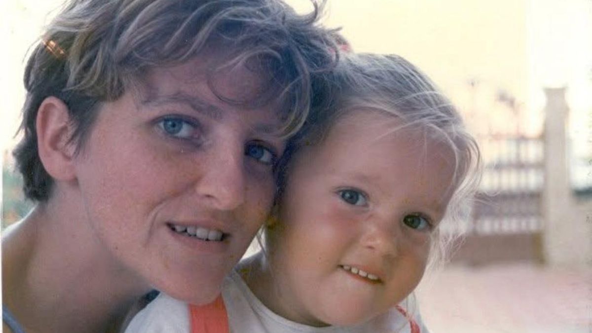 N.R.S y su madre, que falleció cuando ella tenía 20 años, siete después de hacerlo su padre.